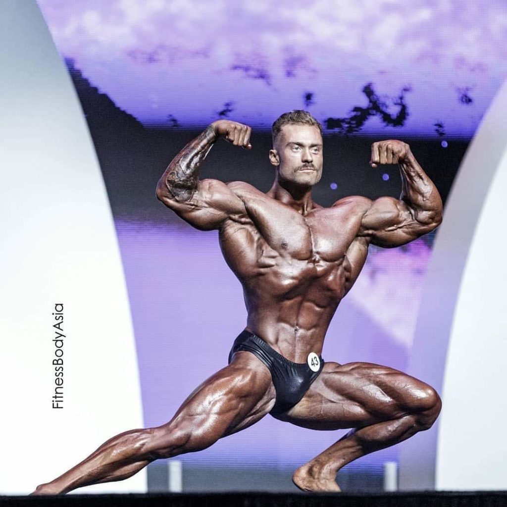chris bumstead sul palco del mister olympia 2019 classic physique
